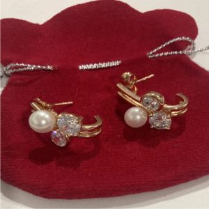 Arete abierto bola blanca y pepa brillante